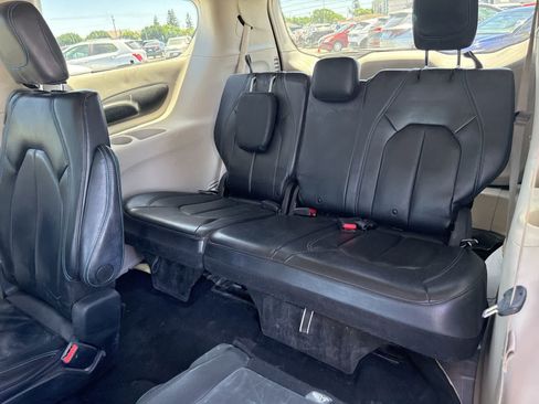 Used 2021 Chrysler Pacifica Touring-L FWD image 17
