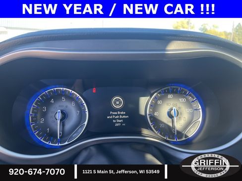 Used 2025 Chrysler Pacifica Select image 9