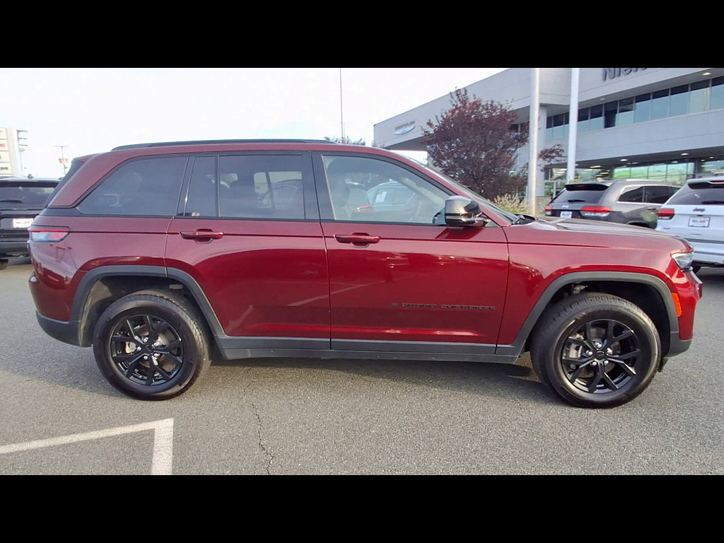 Used 2024 Jeep Grand Cherokee Altitude AWD/4WD image 9