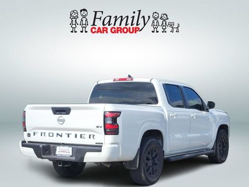 Used 2023 Nissan Frontier SV w/ Midnight Edition Package RWD image 4
