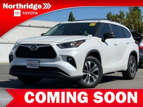 Used 2023 Toyota Highlander XLE FWD image 2