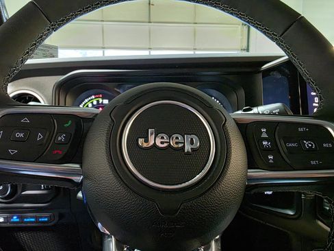 Used 2025 Jeep Wrangler Sahara w/ Safety Group image 27