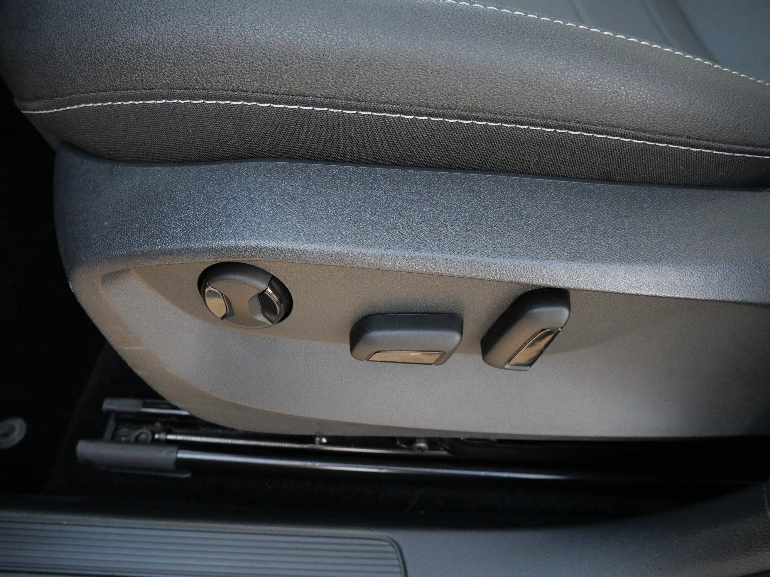 Certified 2025 Volkswagen Taos SE AWD/4WD image 20