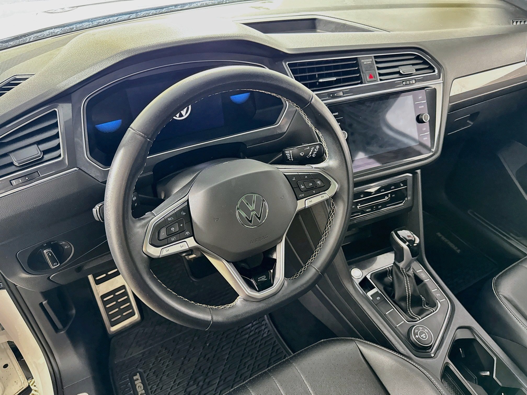 Used 2023 Volkswagen Tiguan SE R-Line AWD/4WD image 12