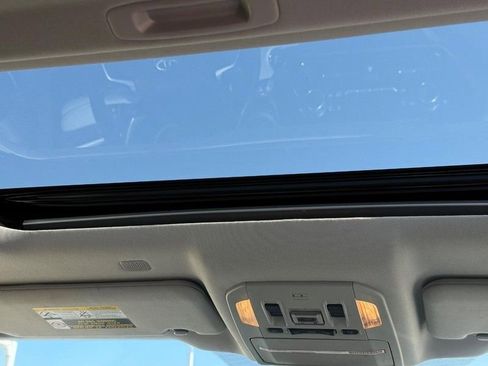 Used 2022 Toyota Highlander XLE AWD/4WD image 14