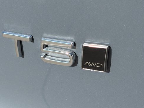 Certified 2022 Volvo XC40 T5 R-Design w/ Advanced Package image 9