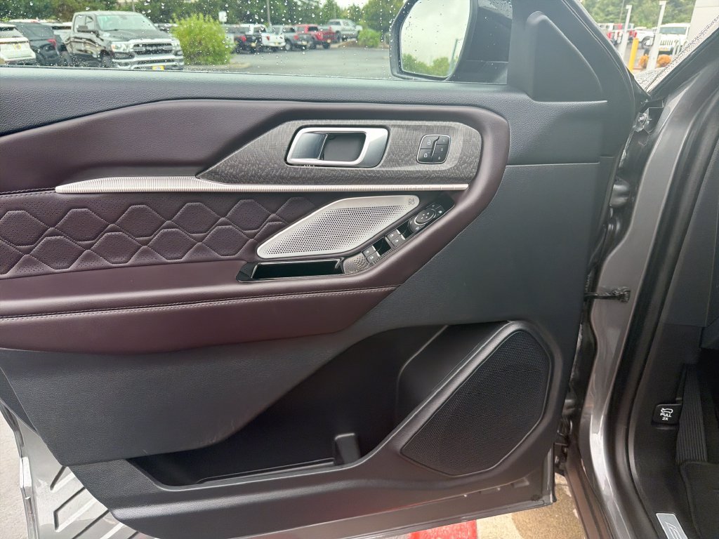 Used 2025 Ford Explorer Platinum w/ LUX Leather Package AWD/4WD image 10