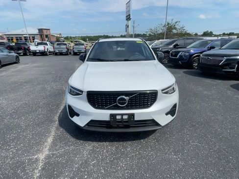 Used 2024 Volvo XC40 B5 Core image 4
