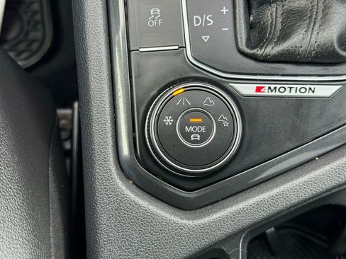 Used 2018 Volkswagen Tiguan SE w/ Panoramic Sunroof Package image 35