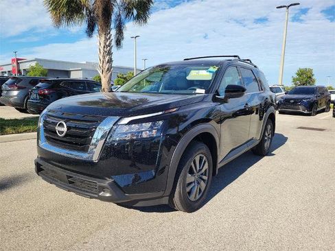 Certified 2025 Nissan Pathfinder SV image 10