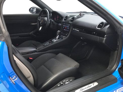 Used 2022 Porsche 718 Boxster RWD image 12