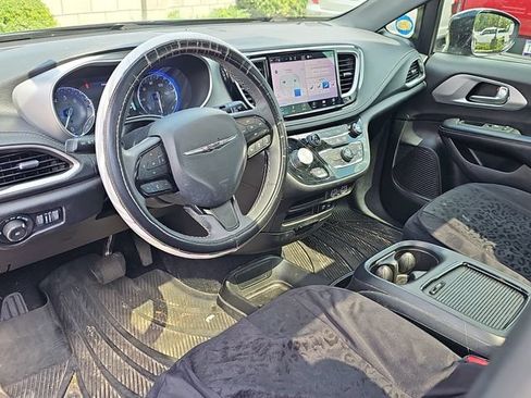 Used 2022 Chrysler Pacifica Touring-L w/ S Appearance Package FWD image 11