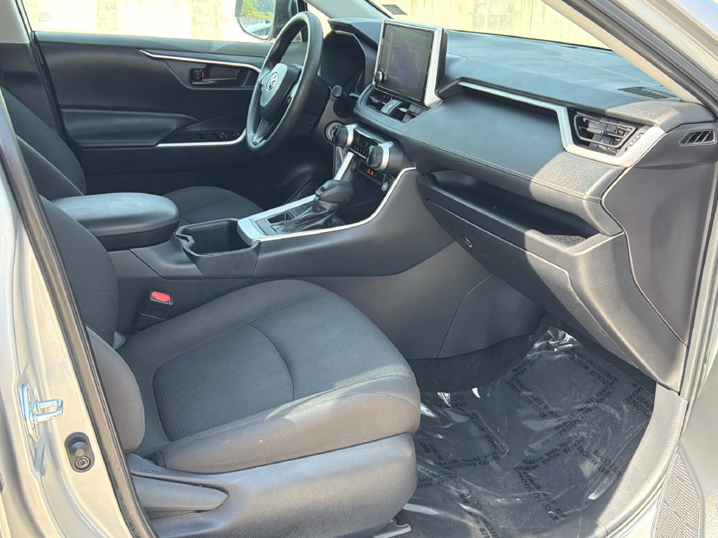 Used 2025 Toyota RAV4 LE AWD/4WD image 9