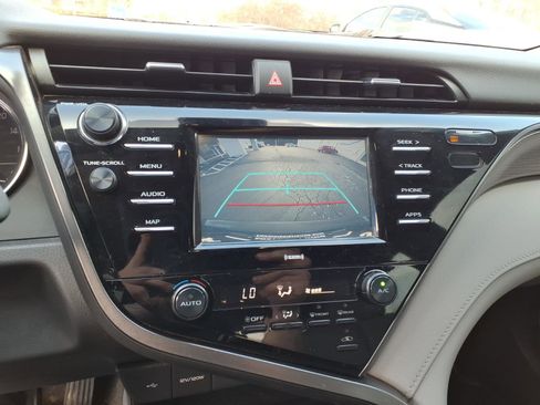 Used 2020 Toyota Camry SE image 18