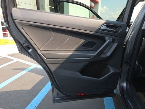 Used 2022 Volkswagen Tiguan SE w/ Panoramic Sunroof Package image 11