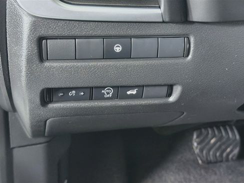 Used 2025 Nissan Rogue SV AWD/4WD image 16