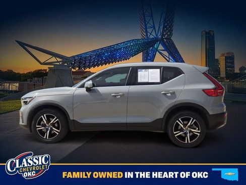 Used 2024 Volvo XC40 B5 Core AWD/4WD image 4