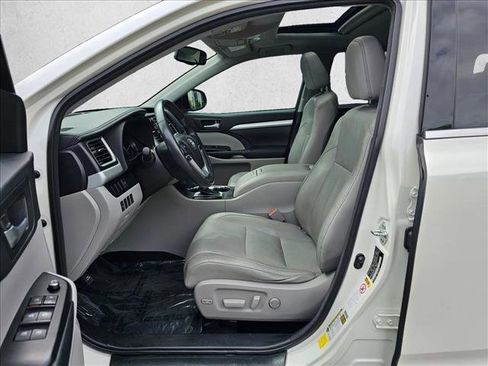 Used 2014 Toyota Highlander XLE AWD/4WD image 19