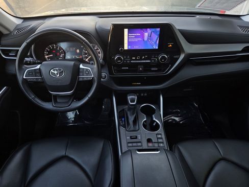 Certified 2024 Toyota Highlander XLE image 13