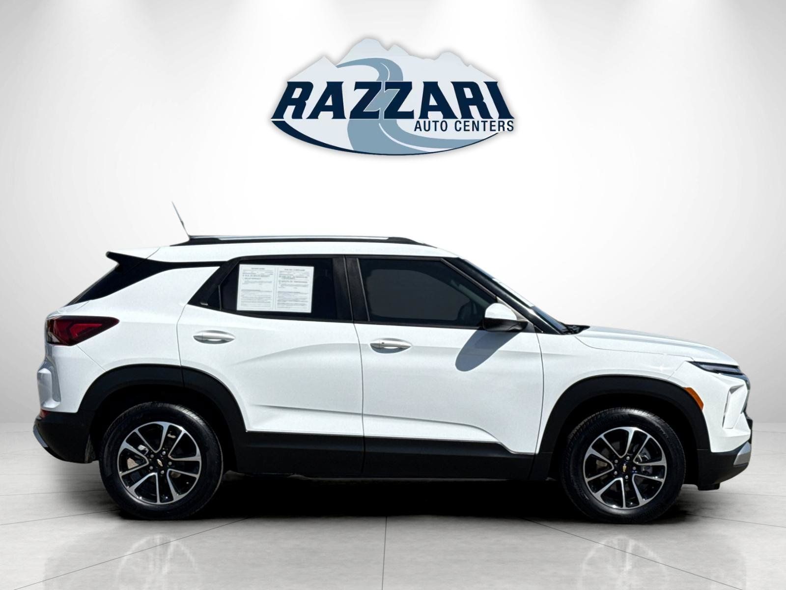 Used 2024 Chevrolet TrailBlazer LT w/ Driver Confidence Package FWD image 2