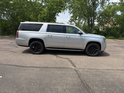 Used 2019 GMC Yukon XL SLT w/ Open Road Package AWD/4WD image 9