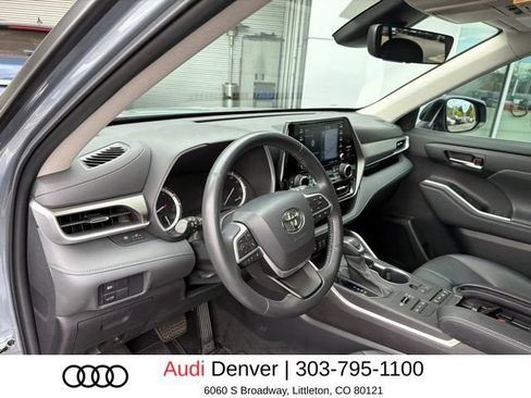 Used 2022 Toyota Highlander XLE AWD/4WD image 8