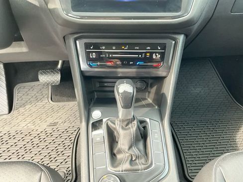 Used 2022 Volkswagen Tiguan SE image 11