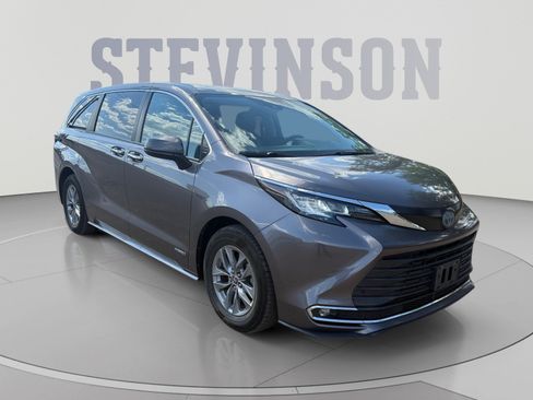 Used 2021 Toyota Sienna XLE AWD/4WD image 7