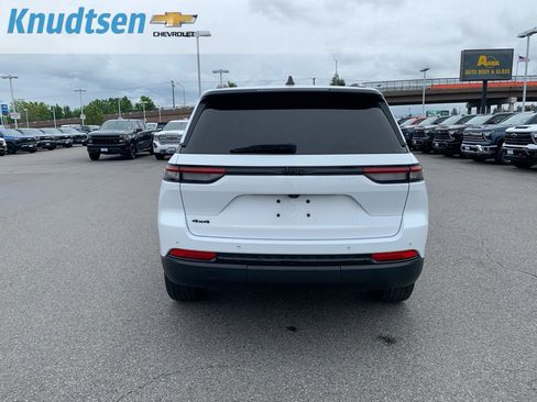 Used 2023 Jeep Grand Cherokee Altitude AWD/4WD image 6