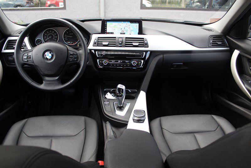 Used 2018 BMW 320i xDrive Sedan AWD/4WD image 25