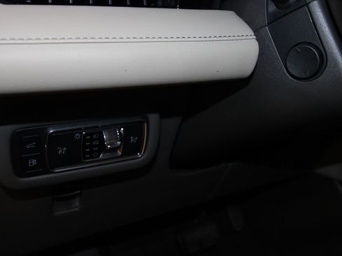 Used 2025 Lincoln Nautilus Premier image 10