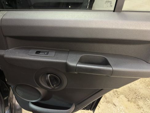 Used 2008 Jeep Commander Sport AWD/4WD image 23