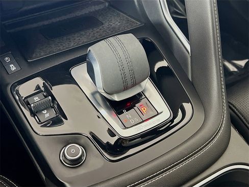 Certified 2024 Jaguar E-PACE R-Dynamic SE image 17