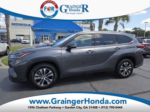 Used 2021 Toyota Highlander XLE FWD image 1