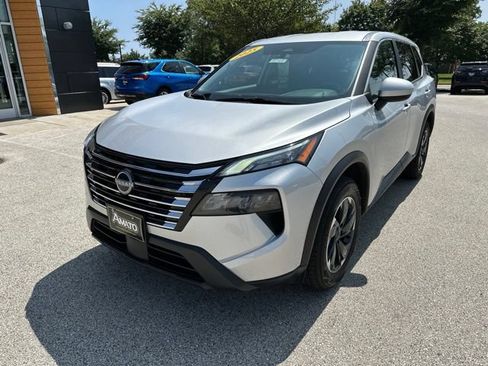 Used 2025 Nissan Rogue SV AWD/4WD image 2