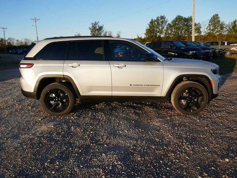New 2025 Jeep Grand Cherokee Altitude AWD/4WD image 3