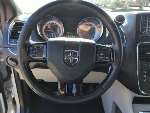 Used 2019 Dodge Grand Caravan SXT image 11