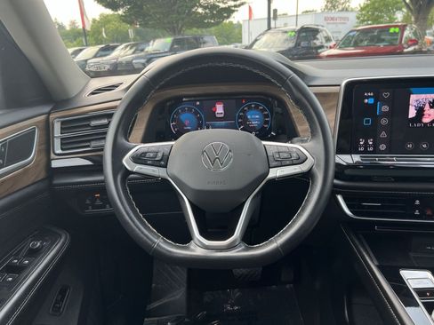 Used 2024 Volkswagen Atlas SE w/ Panoramic Sunroof Package AWD/4WD image 16