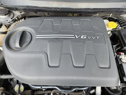 Used 2018 Jeep Cherokee Latitude Plus w/ Comfort/Convenience Group image 19