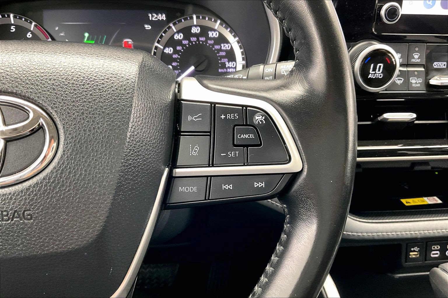 Used 2023 Toyota Highlander XLE AWD/4WD image 22