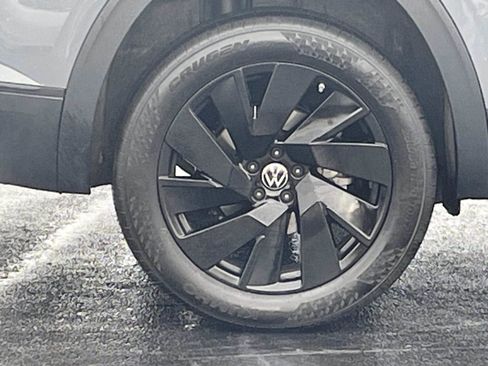 Certified 2025 Volkswagen Atlas SE w/ Panoramic Sunroof Package image 9