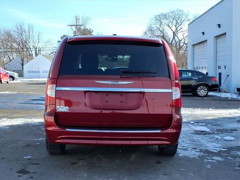Used 2014 Chrysler Town & Country Touring-L image 4