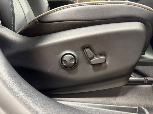 Used 2025 Chrysler Pacifica Limited FWD image 34