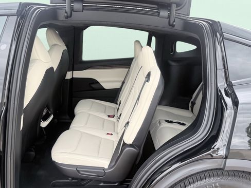 Used 2022 Tesla Model X AWD/4WD image 38