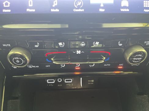 Used 2021 Jeep Grand Cherokee L Overland w/ Luxury Tech Group IV image 21