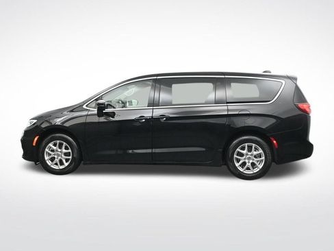 Used 2024 Chrysler Pacifica Touring-L FWD image 9