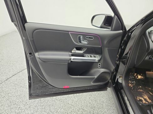 Used 2023 Mercedes-Benz EQB 300 4MATIC image 14