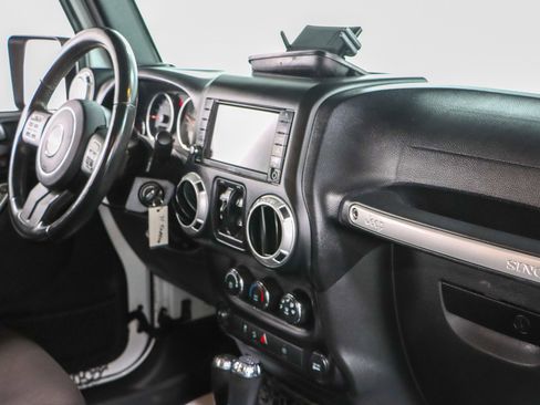 Used 2015 Jeep Wrangler Unlimited Sahara w/ Connectivity Group image 25