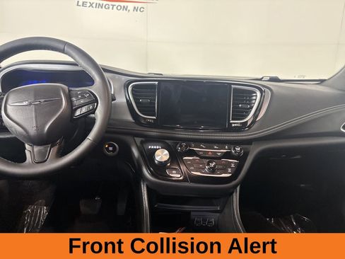 Used 2025 Chrysler Pacifica Limited FWD image 22