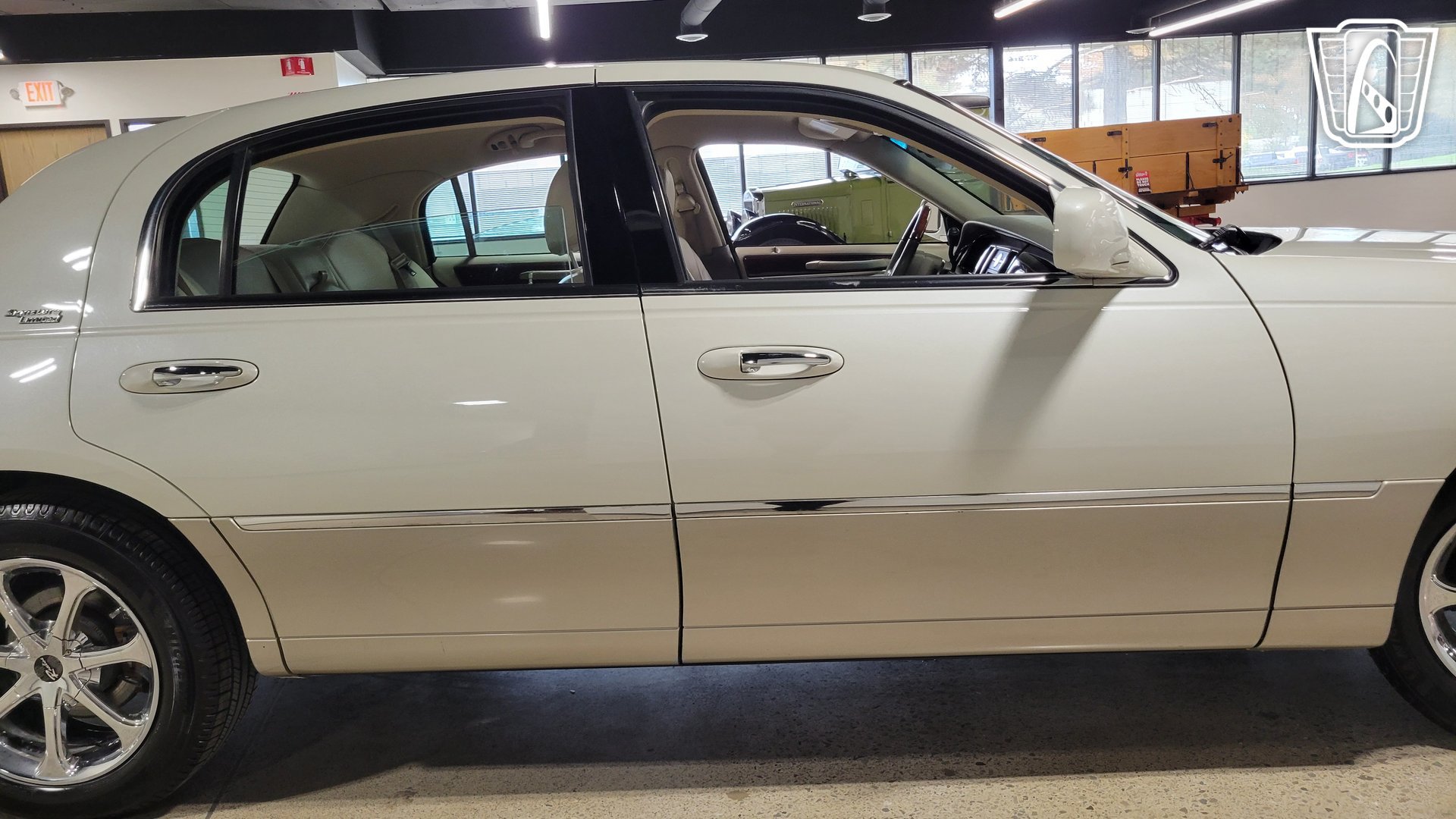 Used 2005 Lincoln Town Car Signature Limited RWD image 38